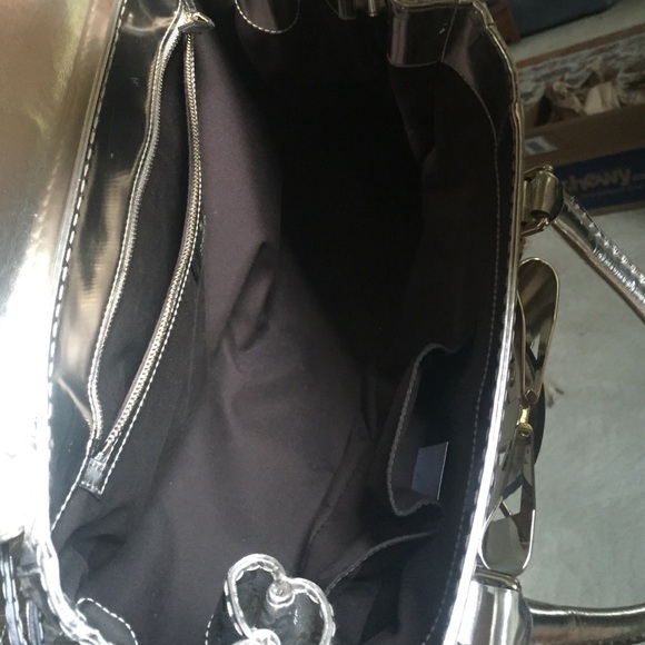 Authentic Gucci gold Queen tote. - Picture 4 of 4